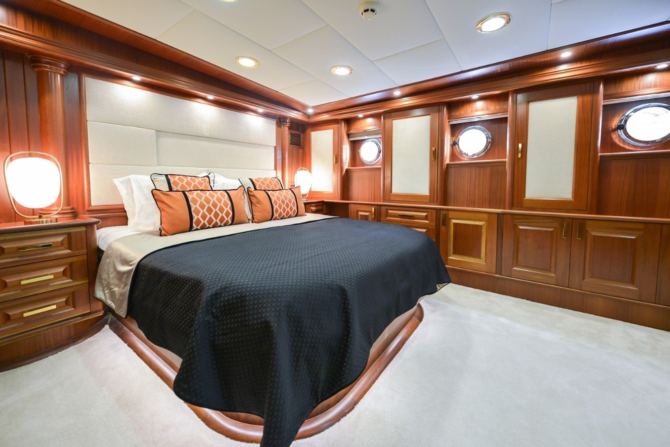 https://s3.amazonaws.com/boss.yatco.com/ForCharter/Vessel/Photo/3330/large_29685.jpg