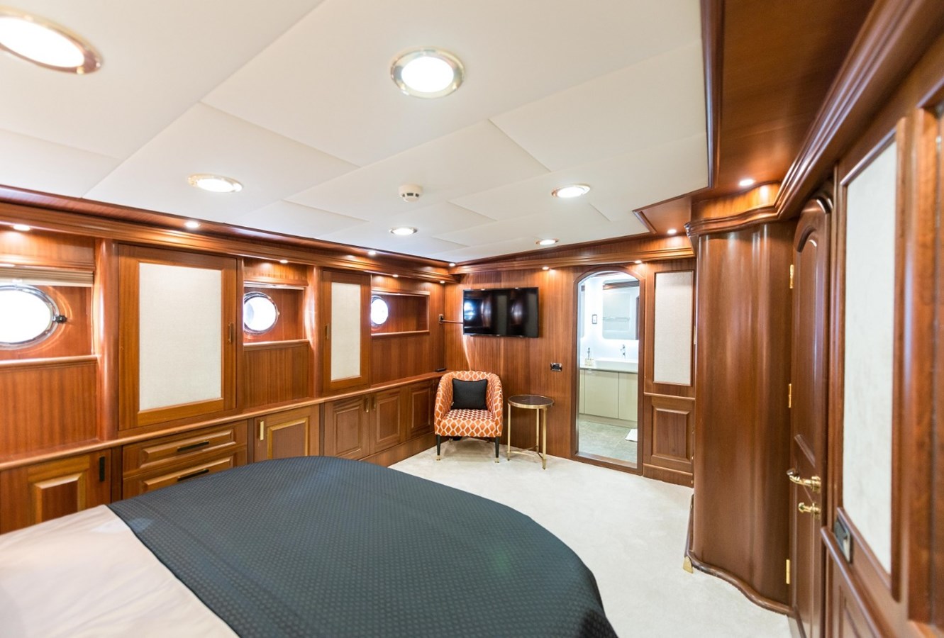 https://s3.amazonaws.com/boss.yatco.com/ForCharter/Vessel/Photo/3330/large_29686.jpg