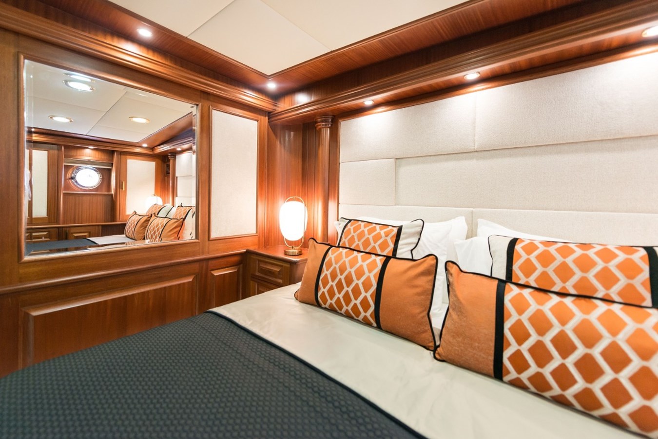 https://s3.amazonaws.com/boss.yatco.com/ForCharter/Vessel/Photo/3330/large_29687.jpg
