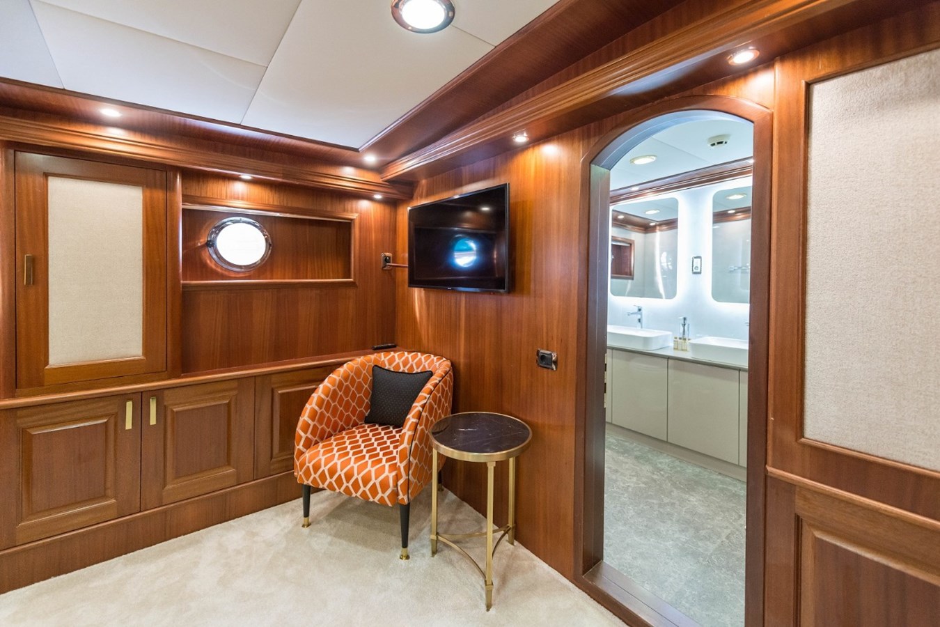 https://s3.amazonaws.com/boss.yatco.com/ForCharter/Vessel/Photo/3330/large_29688.jpg