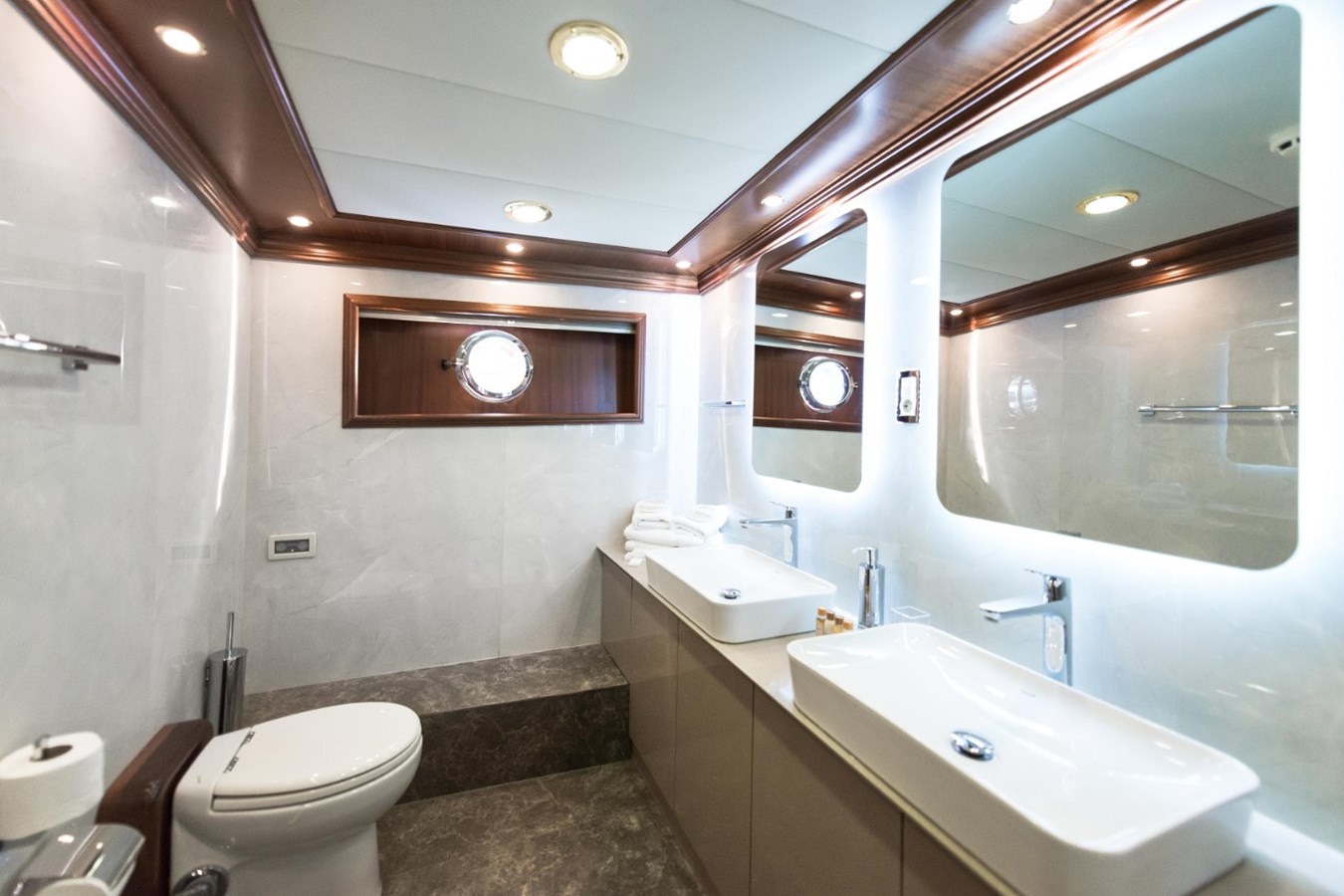 https://s3.amazonaws.com/boss.yatco.com/ForCharter/Vessel/Photo/3330/large_29689.jpg