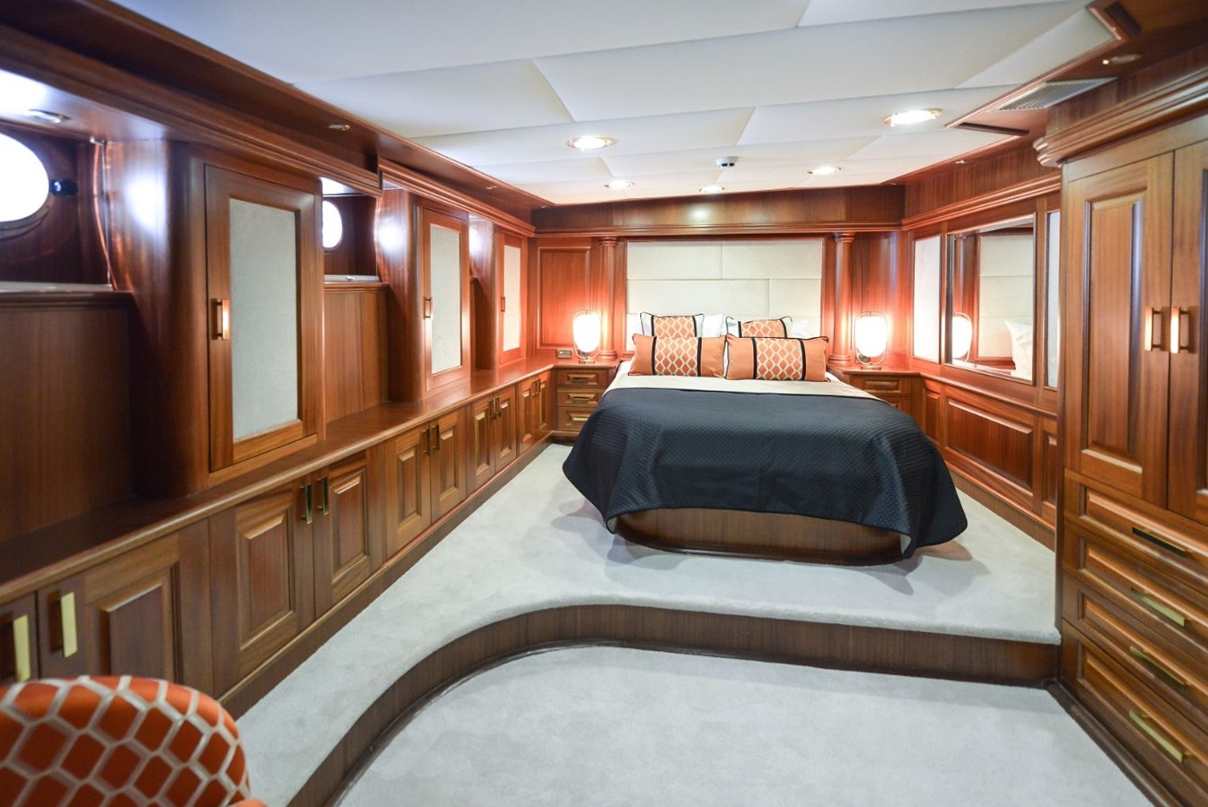https://s3.amazonaws.com/boss.yatco.com/ForCharter/Vessel/Photo/3330/large_29690.jpg