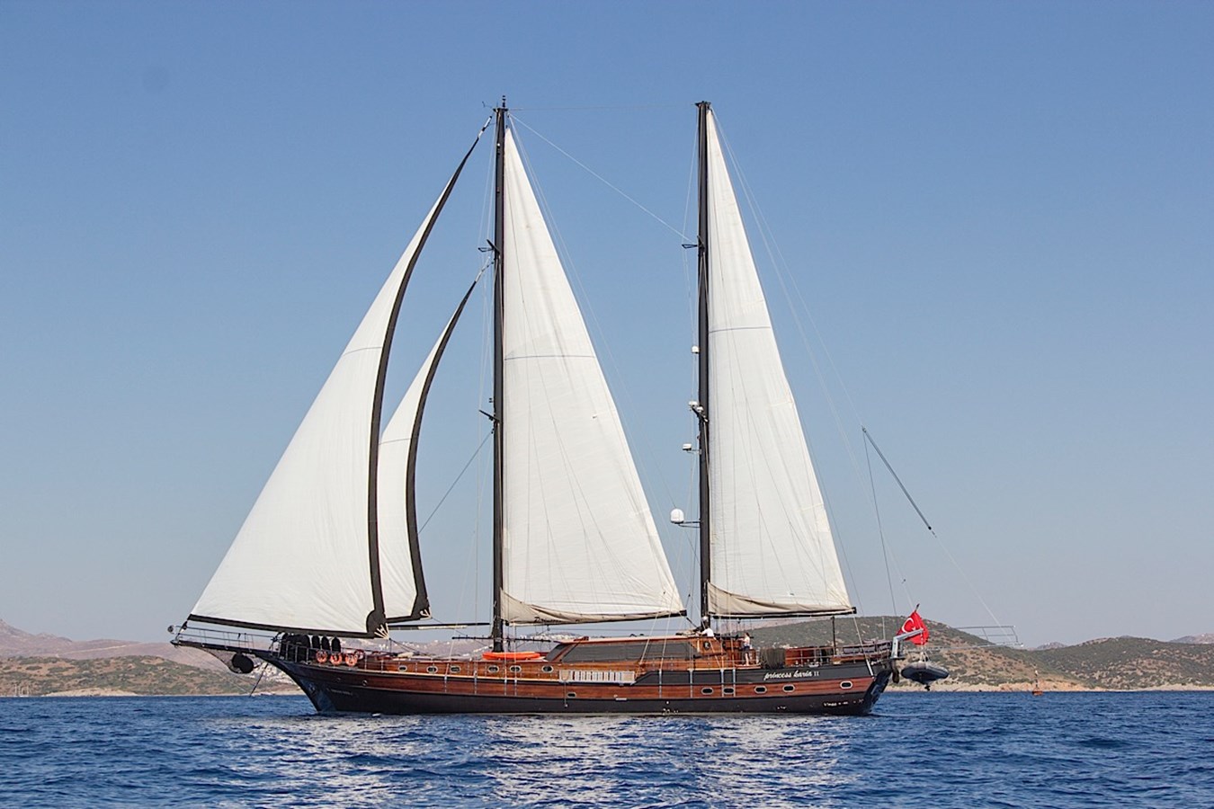 https://s3.amazonaws.com/boss.yatco.com/ForCharter/Vessel/Photo/3347/large_31900.jpg