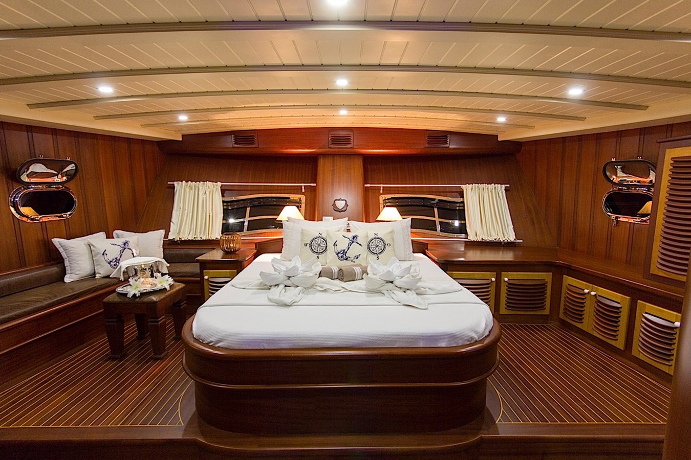https://s3.amazonaws.com/boss.yatco.com/ForCharter/Vessel/Photo/3347/large_31905.jpg