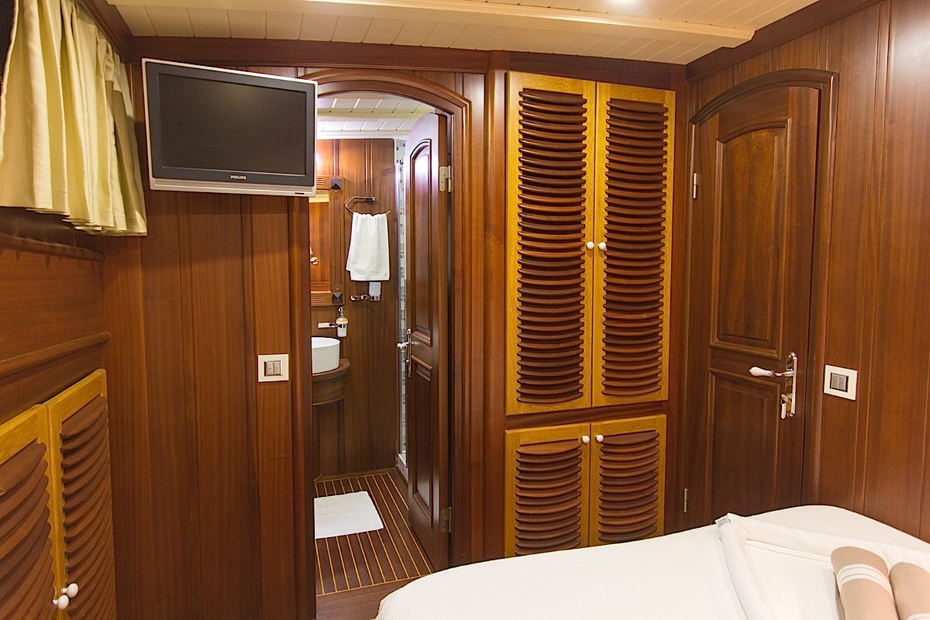 https://s3.amazonaws.com/boss.yatco.com/ForCharter/Vessel/Photo/3347/large_31912.jpg