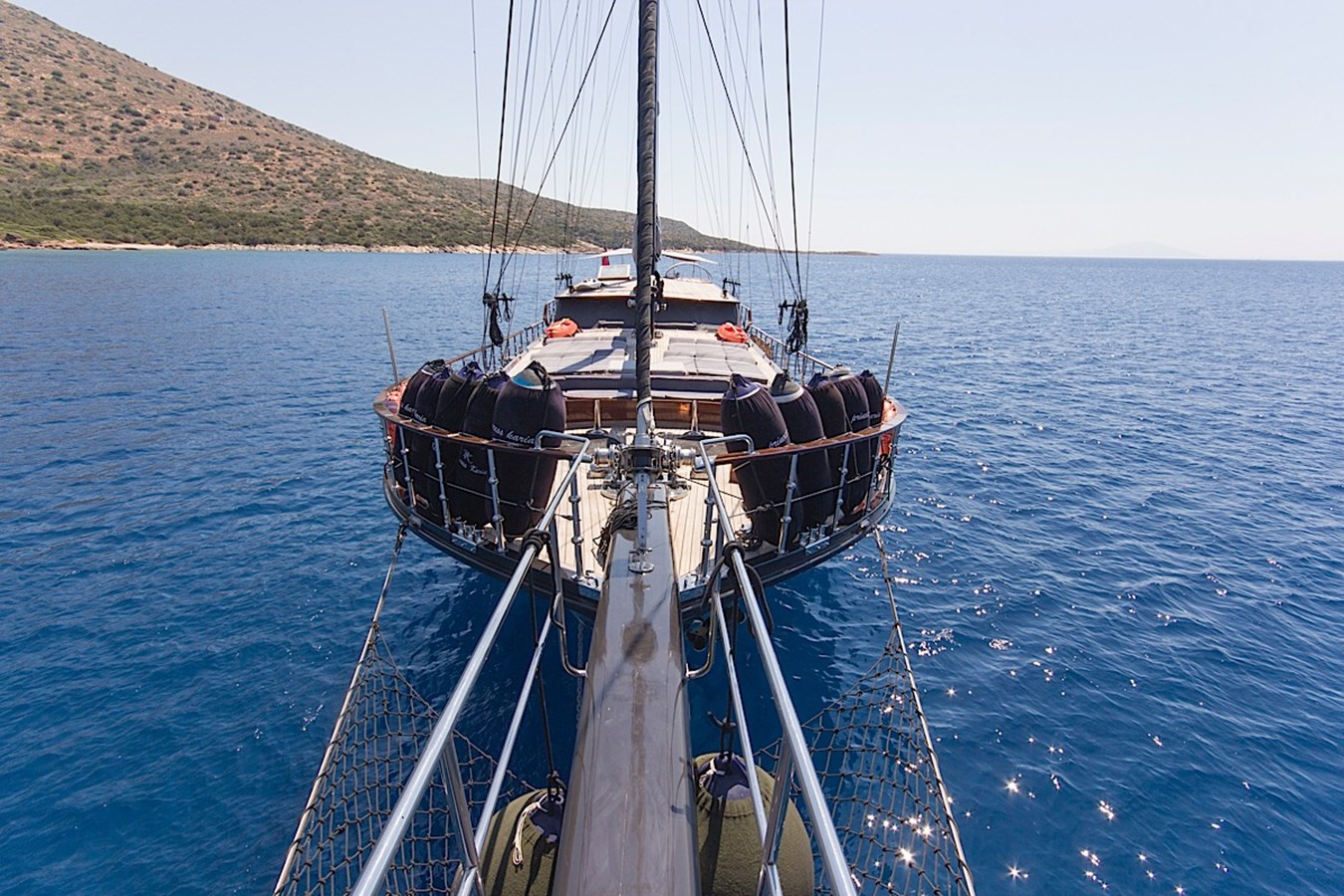 https://s3.amazonaws.com/boss.yatco.com/ForCharter/Vessel/Photo/3347/large_31915.jpg
