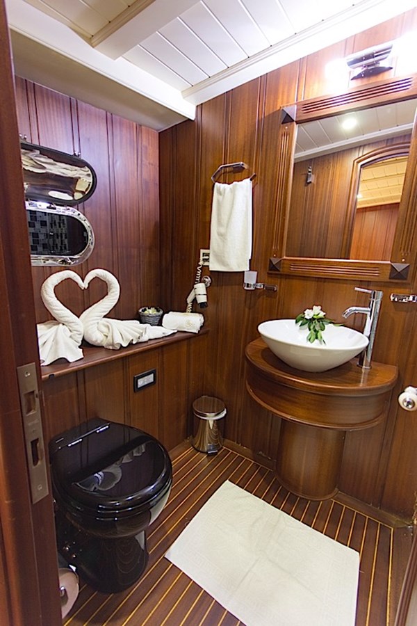 https://s3.amazonaws.com/boss.yatco.com/ForCharter/Vessel/Photo/3347/large_31916.jpg