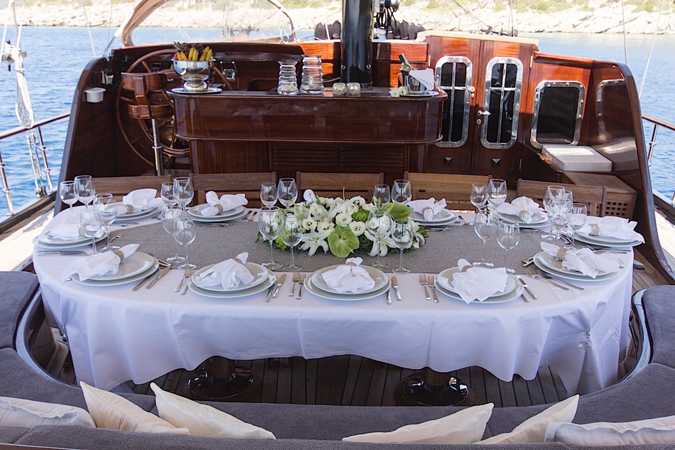 https://s3.amazonaws.com/boss.yatco.com/ForCharter/Vessel/Photo/3347/large_31917.jpg