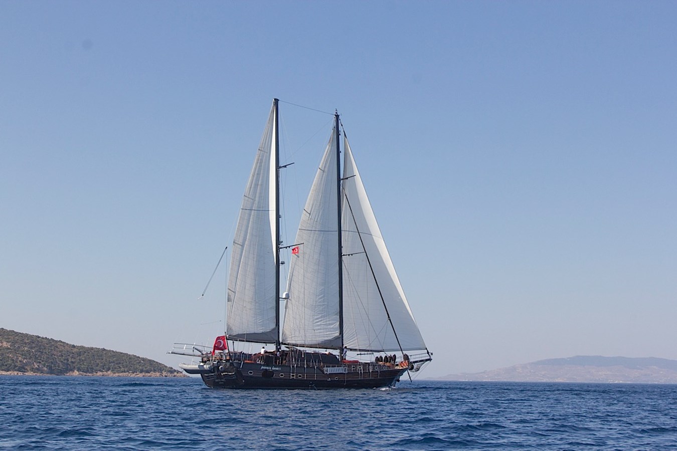 https://s3.amazonaws.com/boss.yatco.com/ForCharter/Vessel/Photo/3347/large_31918.jpg