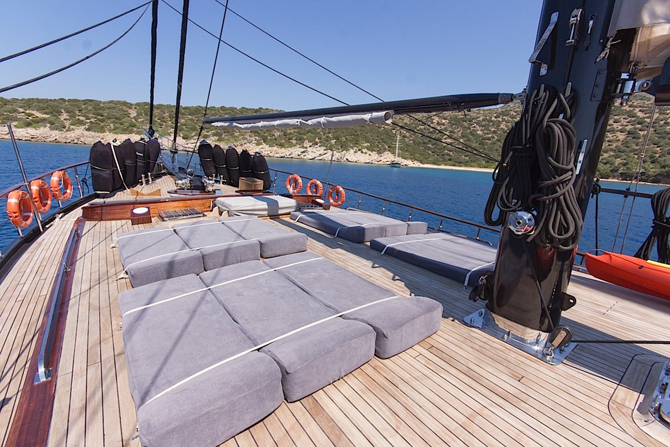 https://s3.amazonaws.com/boss.yatco.com/ForCharter/Vessel/Photo/3347/large_31921.jpg