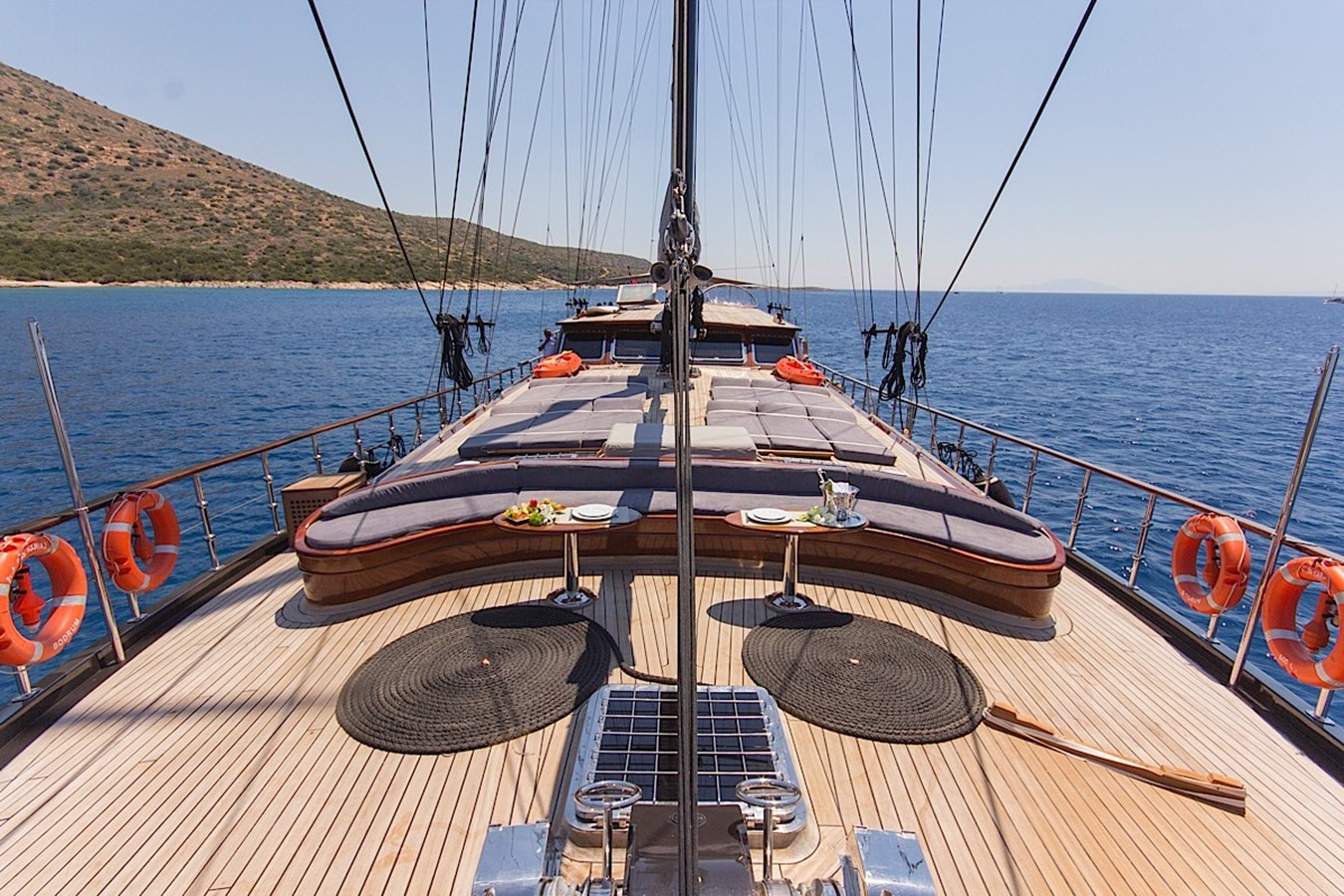 https://s3.amazonaws.com/boss.yatco.com/ForCharter/Vessel/Photo/3347/large_31922.jpg