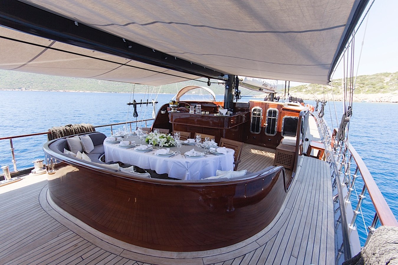 https://s3.amazonaws.com/boss.yatco.com/ForCharter/Vessel/Photo/3347/large_31923.jpg