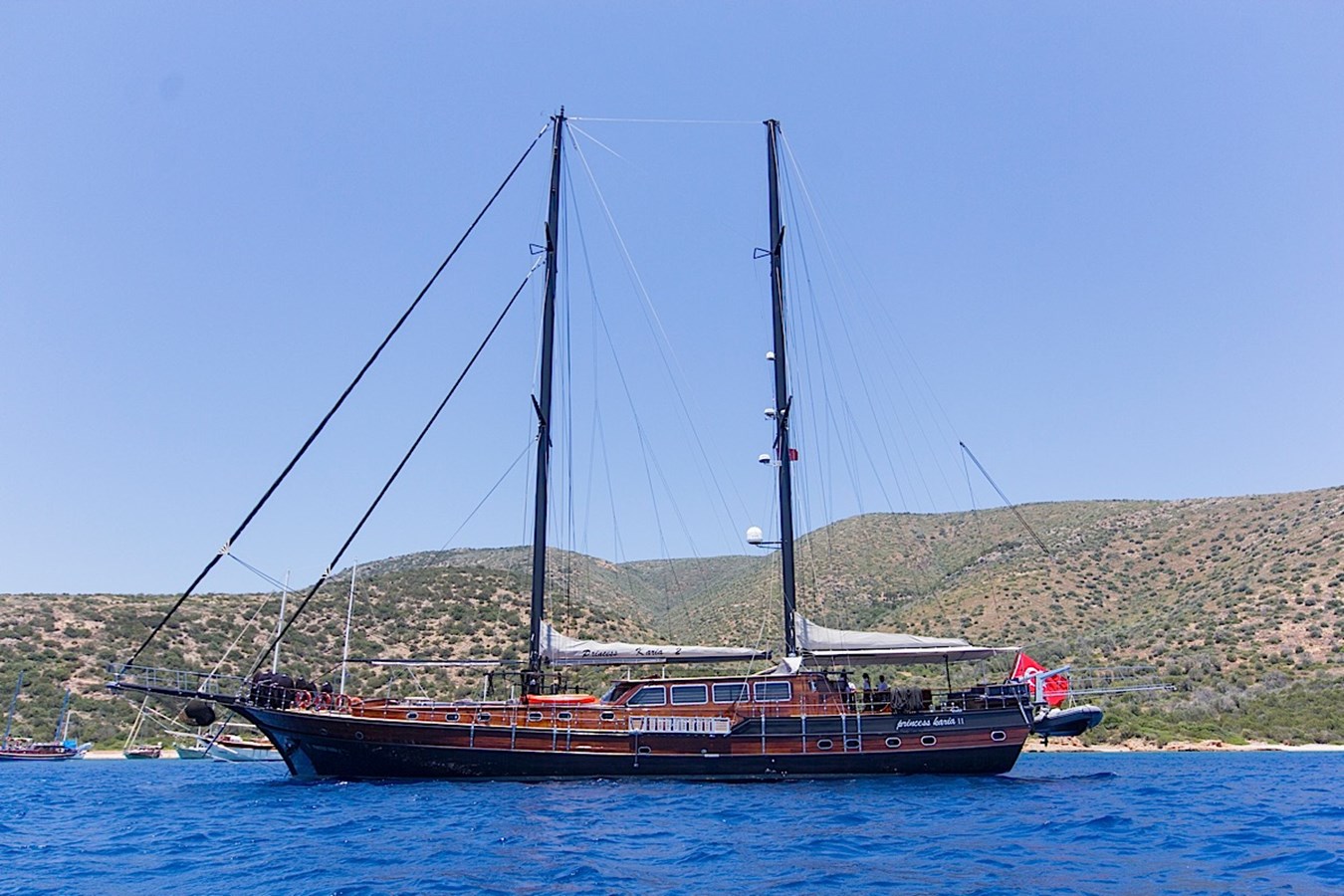 https://s3.amazonaws.com/boss.yatco.com/ForCharter/Vessel/Photo/3347/large_31925.jpg