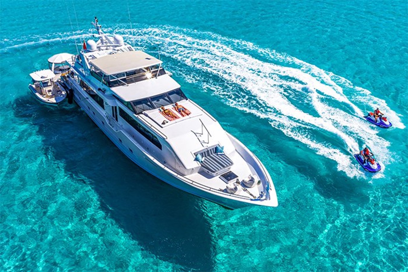 https://s3.amazonaws.com/boss.yatco.com/ForCharter/Vessel/Photo/3384/large_31489.jpg