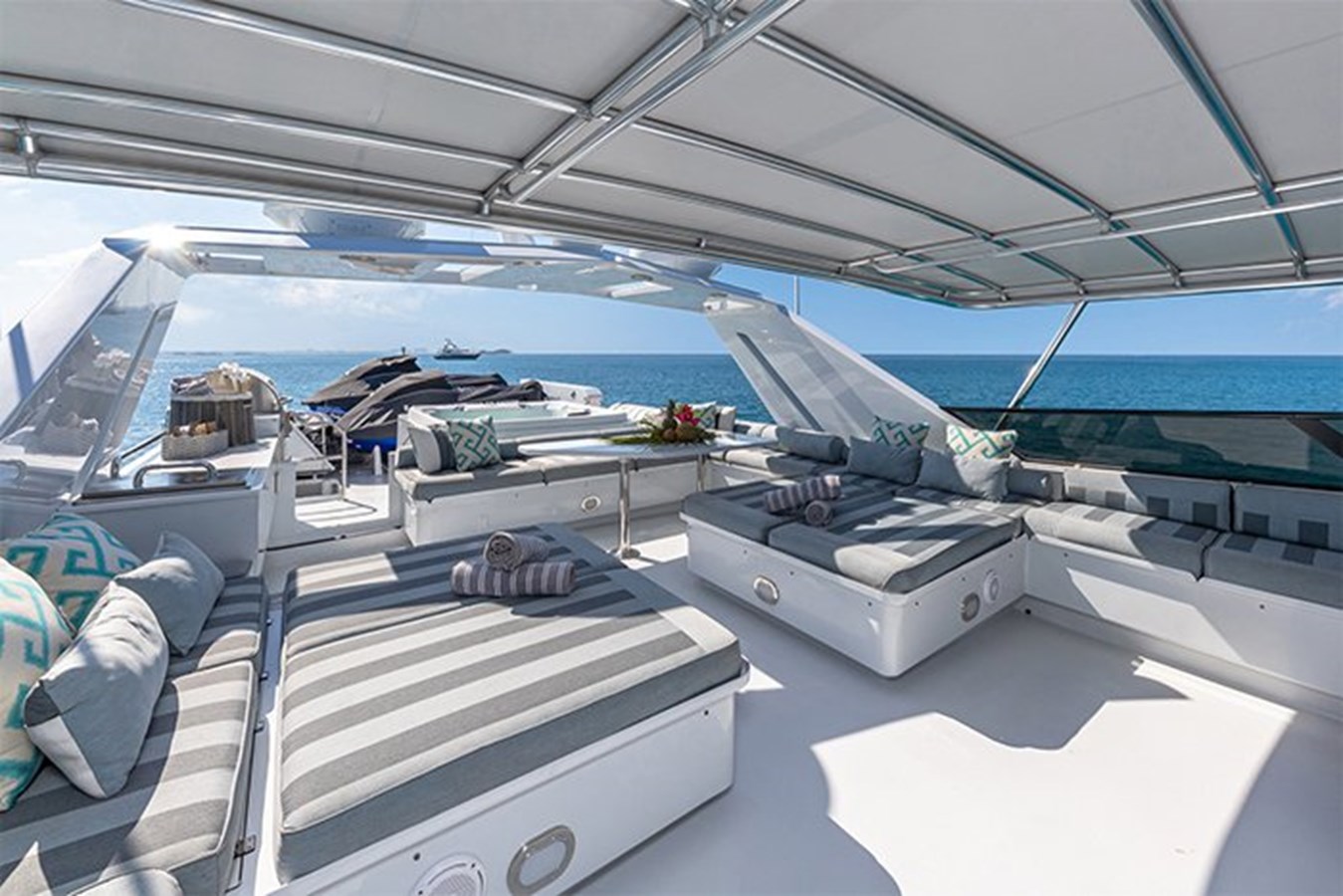 https://s3.amazonaws.com/boss.yatco.com/ForCharter/Vessel/Photo/3384/large_31492.jpg