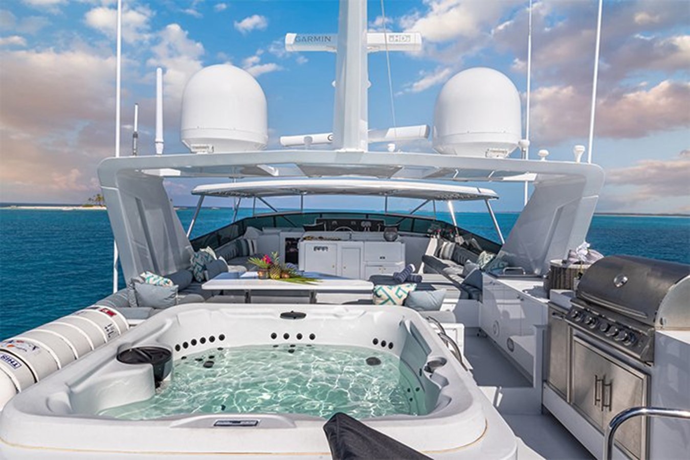 https://s3.amazonaws.com/boss.yatco.com/ForCharter/Vessel/Photo/3384/large_31493.jpg
