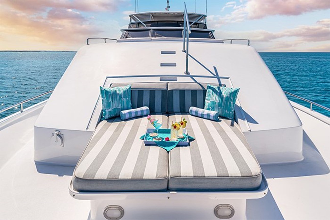 https://s3.amazonaws.com/boss.yatco.com/ForCharter/Vessel/Photo/3384/large_31494.jpg