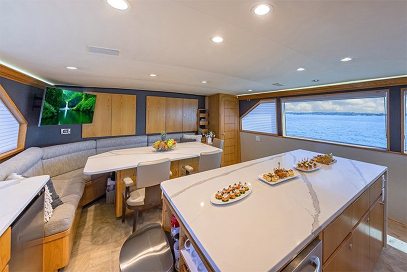 https://s3.amazonaws.com/boss.yatco.com/ForCharter/Vessel/Photo/3384/large_31496.jpg