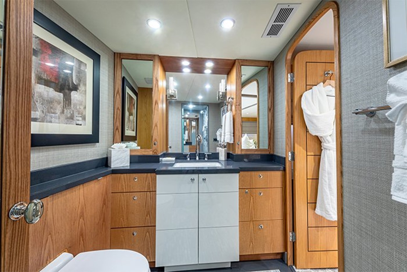 https://s3.amazonaws.com/boss.yatco.com/ForCharter/Vessel/Photo/3384/large_31497.jpg