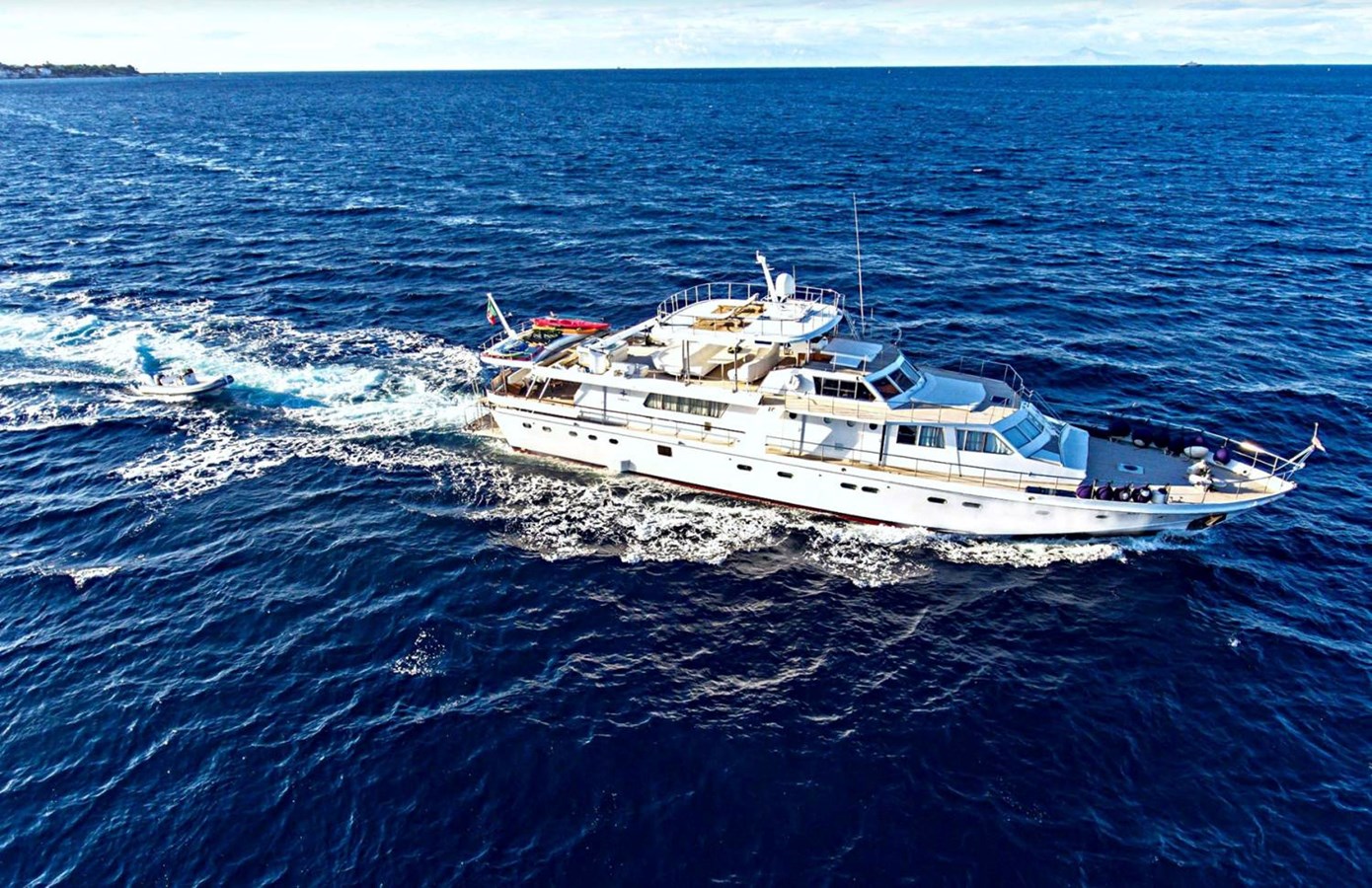 https://s3.amazonaws.com/boss.yatco.com/ForCharter/Vessel/Photo/3427/large_34256.jpg