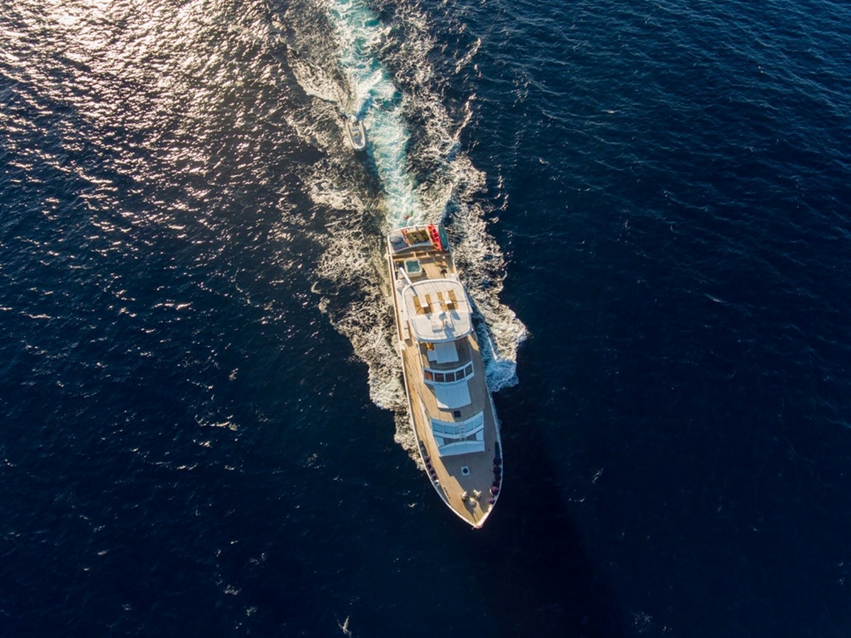 https://s3.amazonaws.com/boss.yatco.com/ForCharter/Vessel/Photo/3427/large_34257.jpg