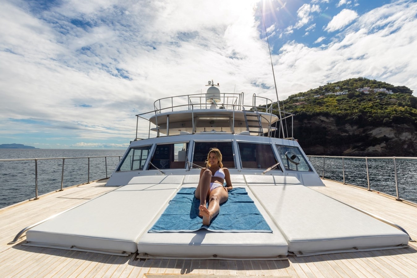 https://s3.amazonaws.com/boss.yatco.com/ForCharter/Vessel/Photo/3427/large_34259.jpg