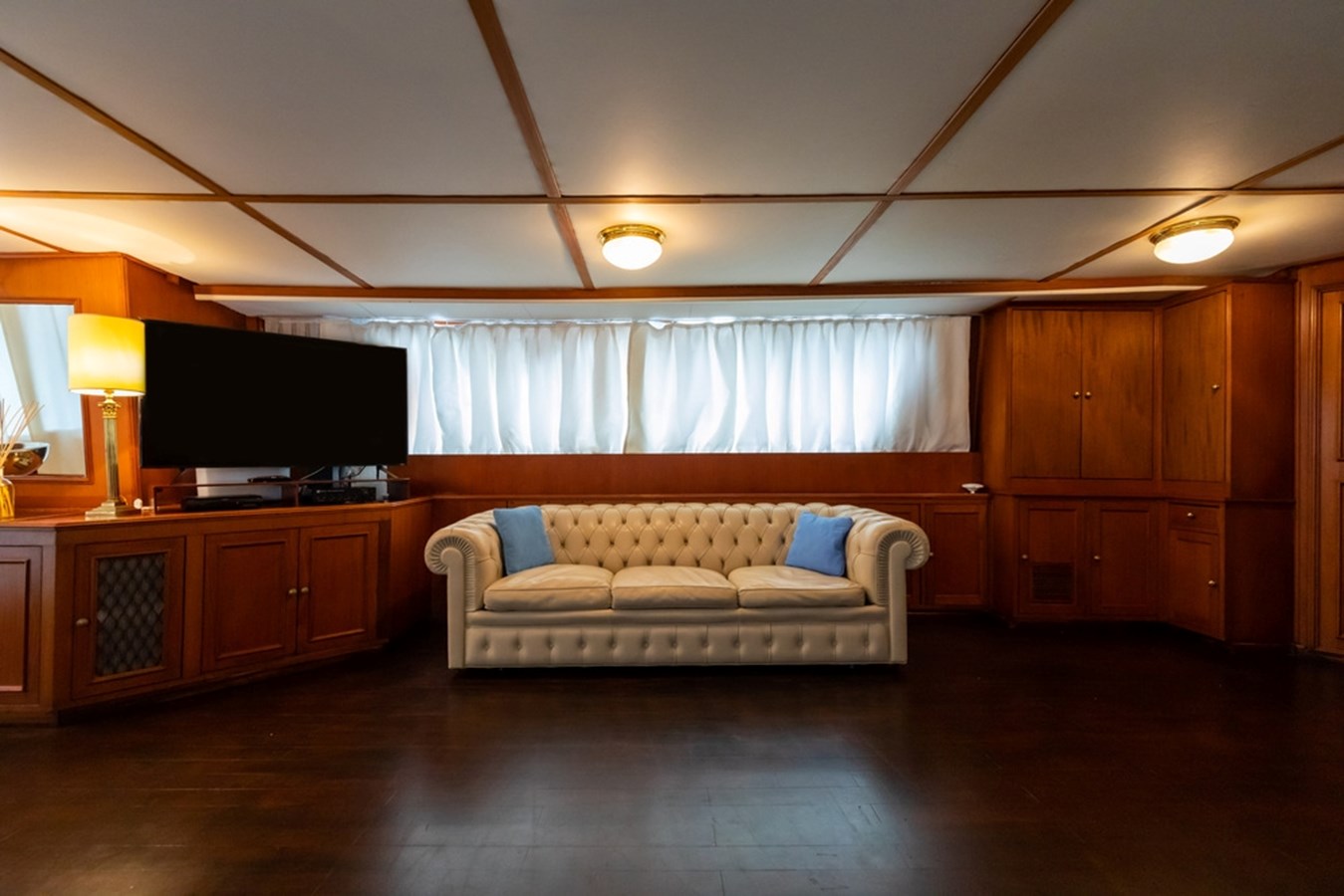 https://s3.amazonaws.com/boss.yatco.com/ForCharter/Vessel/Photo/3427/large_34263.jpg