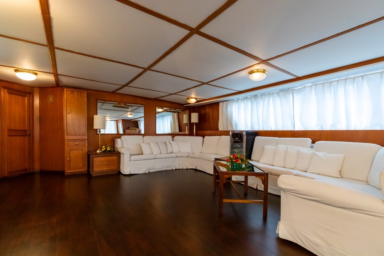 https://s3.amazonaws.com/boss.yatco.com/ForCharter/Vessel/Photo/3427/large_34265.jpg