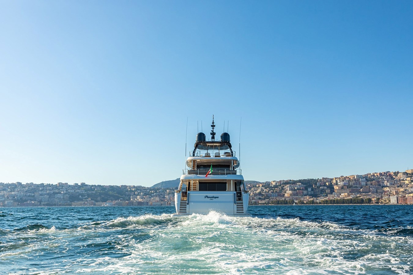 https://s3.amazonaws.com/boss.yatco.com/ForCharter/Vessel/Photo/3428/large_34271.jpg