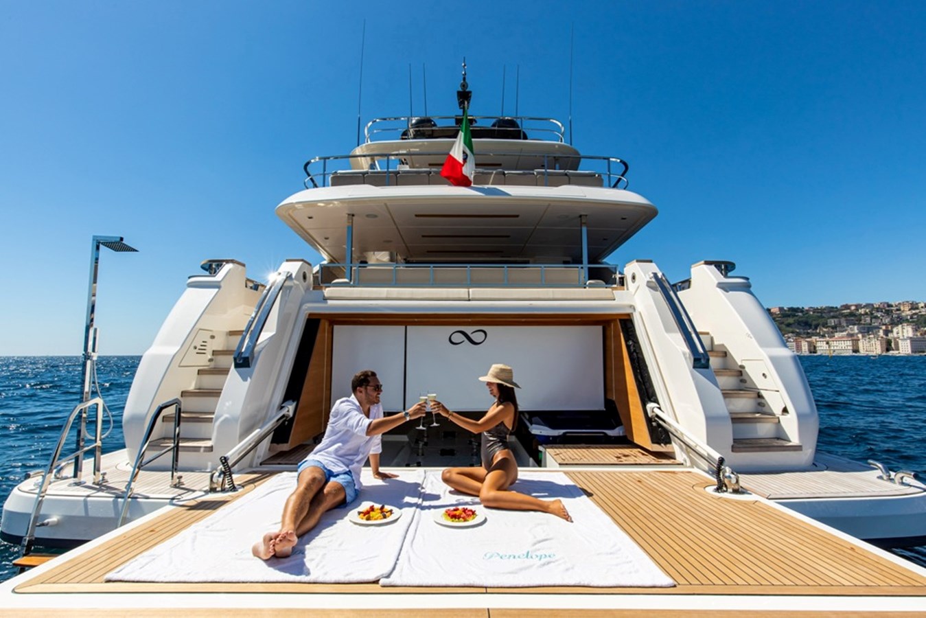 https://s3.amazonaws.com/boss.yatco.com/ForCharter/Vessel/Photo/3428/large_34275.jpg