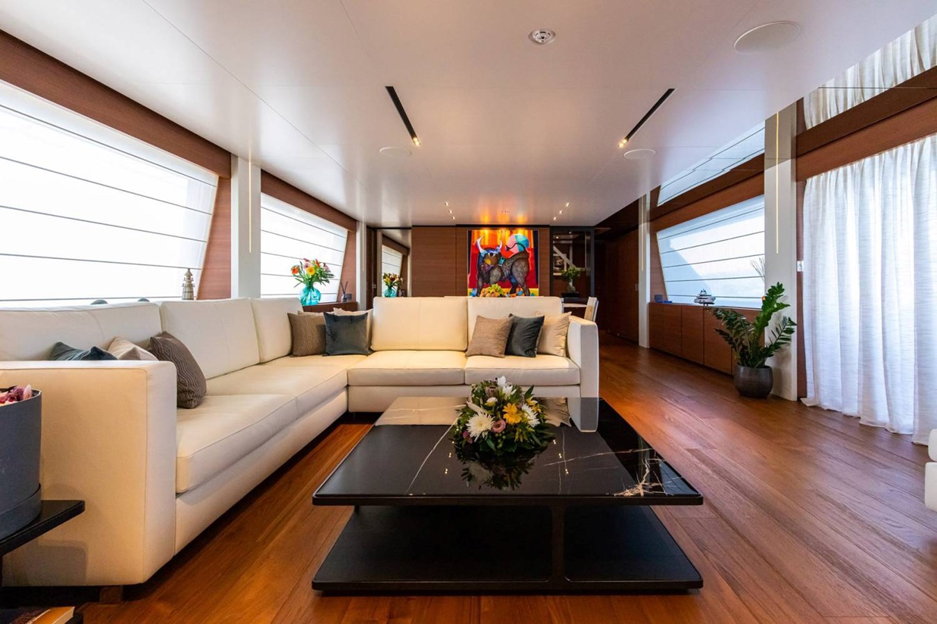 https://s3.amazonaws.com/boss.yatco.com/ForCharter/Vessel/Photo/3428/large_34282.jpg