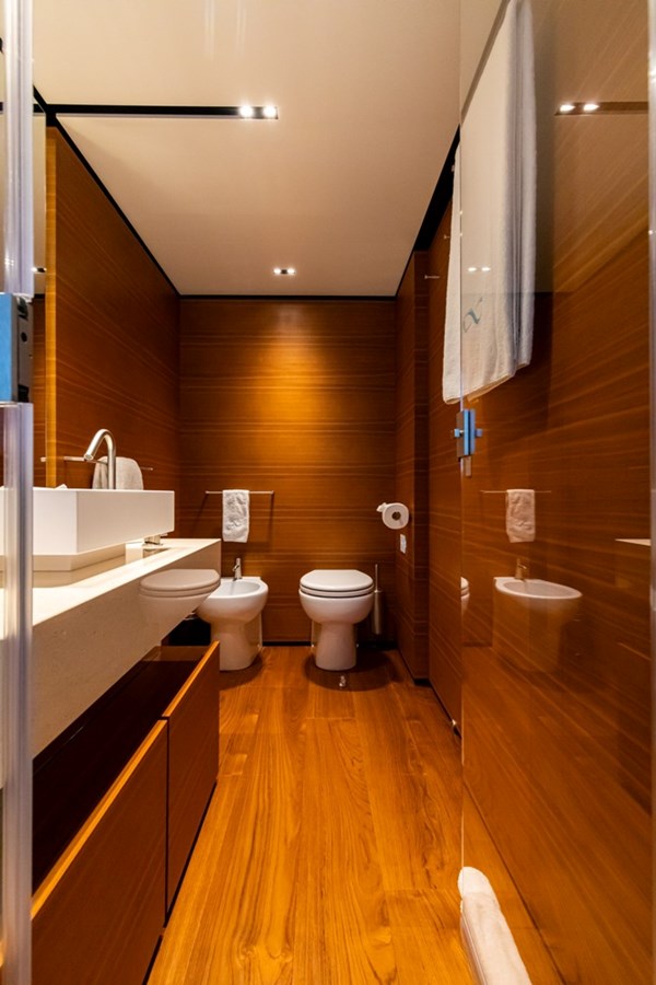 https://s3.amazonaws.com/boss.yatco.com/ForCharter/Vessel/Photo/3428/large_34287.jpg