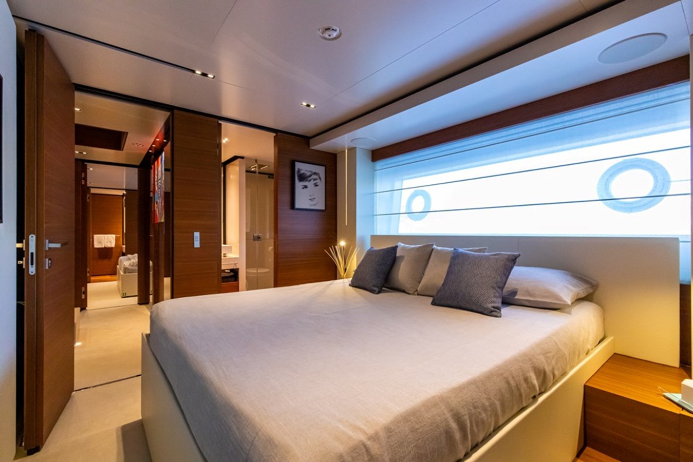 https://s3.amazonaws.com/boss.yatco.com/ForCharter/Vessel/Photo/3428/large_34296.jpg