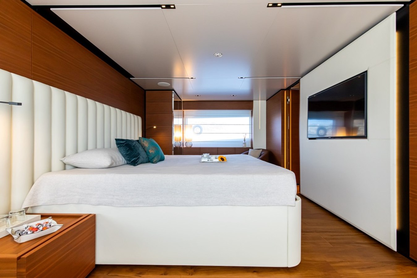 https://s3.amazonaws.com/boss.yatco.com/ForCharter/Vessel/Photo/3428/large_34298.jpg