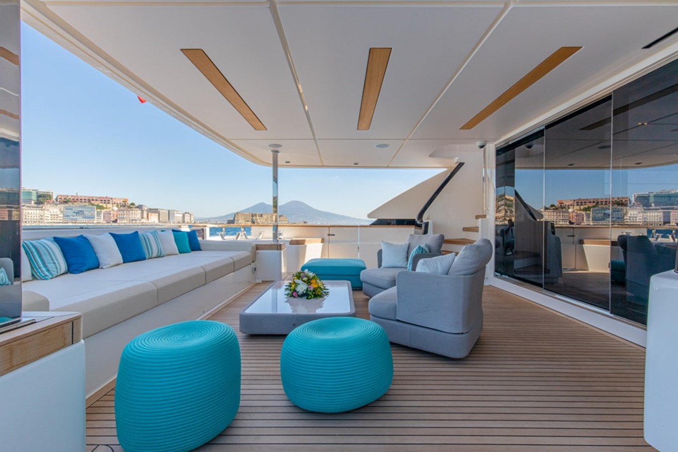 https://s3.amazonaws.com/boss.yatco.com/ForCharter/Vessel/Photo/3428/large_34301.jpg