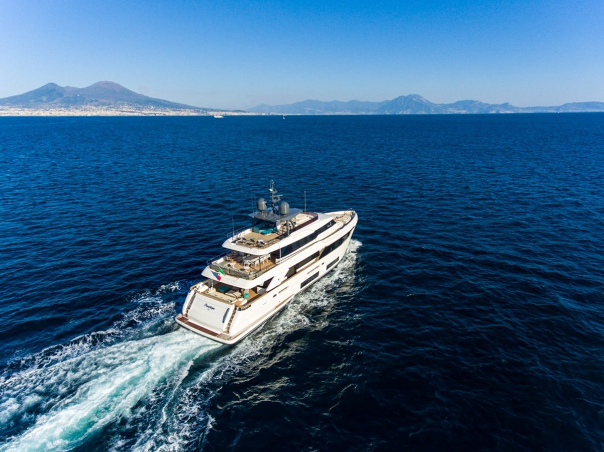 https://s3.amazonaws.com/boss.yatco.com/ForCharter/Vessel/Photo/3428/large_34307.jpg