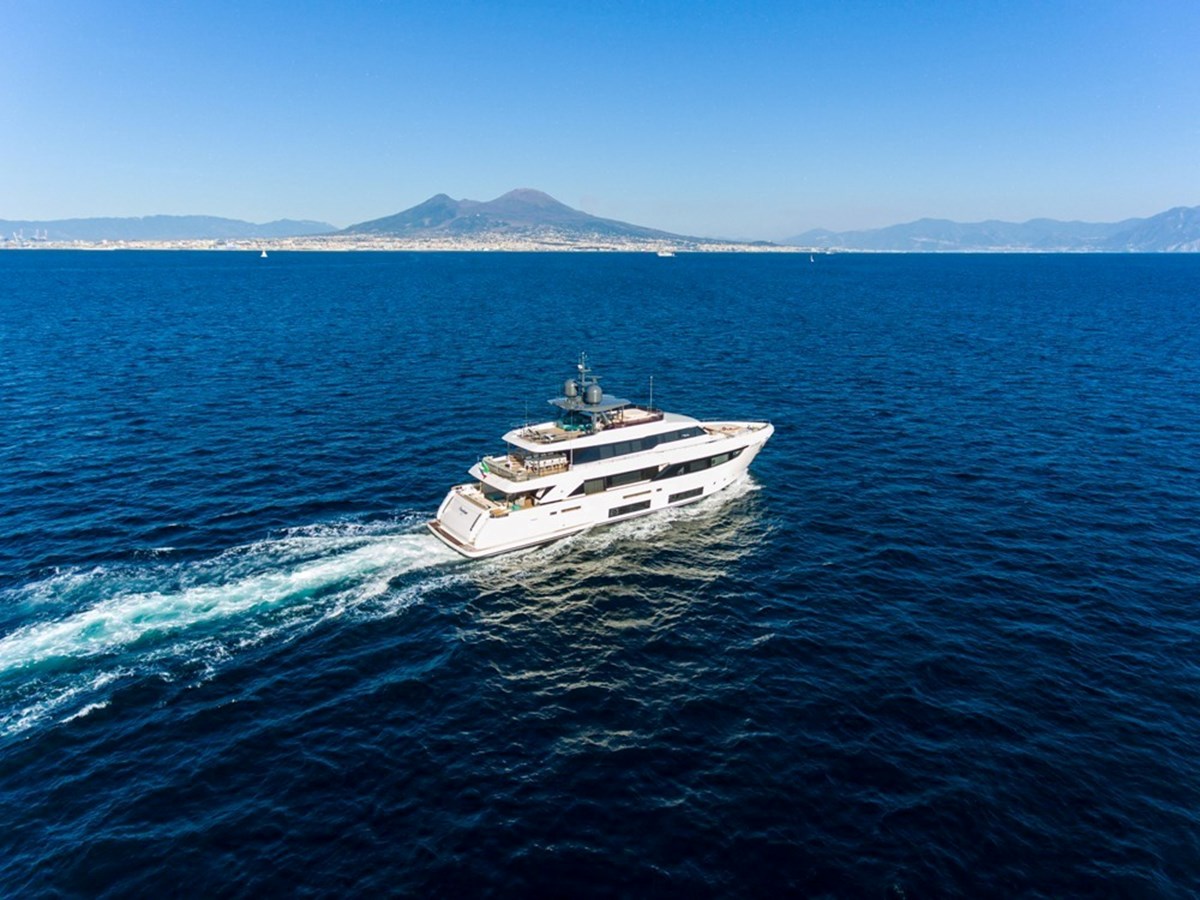 https://s3.amazonaws.com/boss.yatco.com/ForCharter/Vessel/Photo/3428/large_34308.jpg