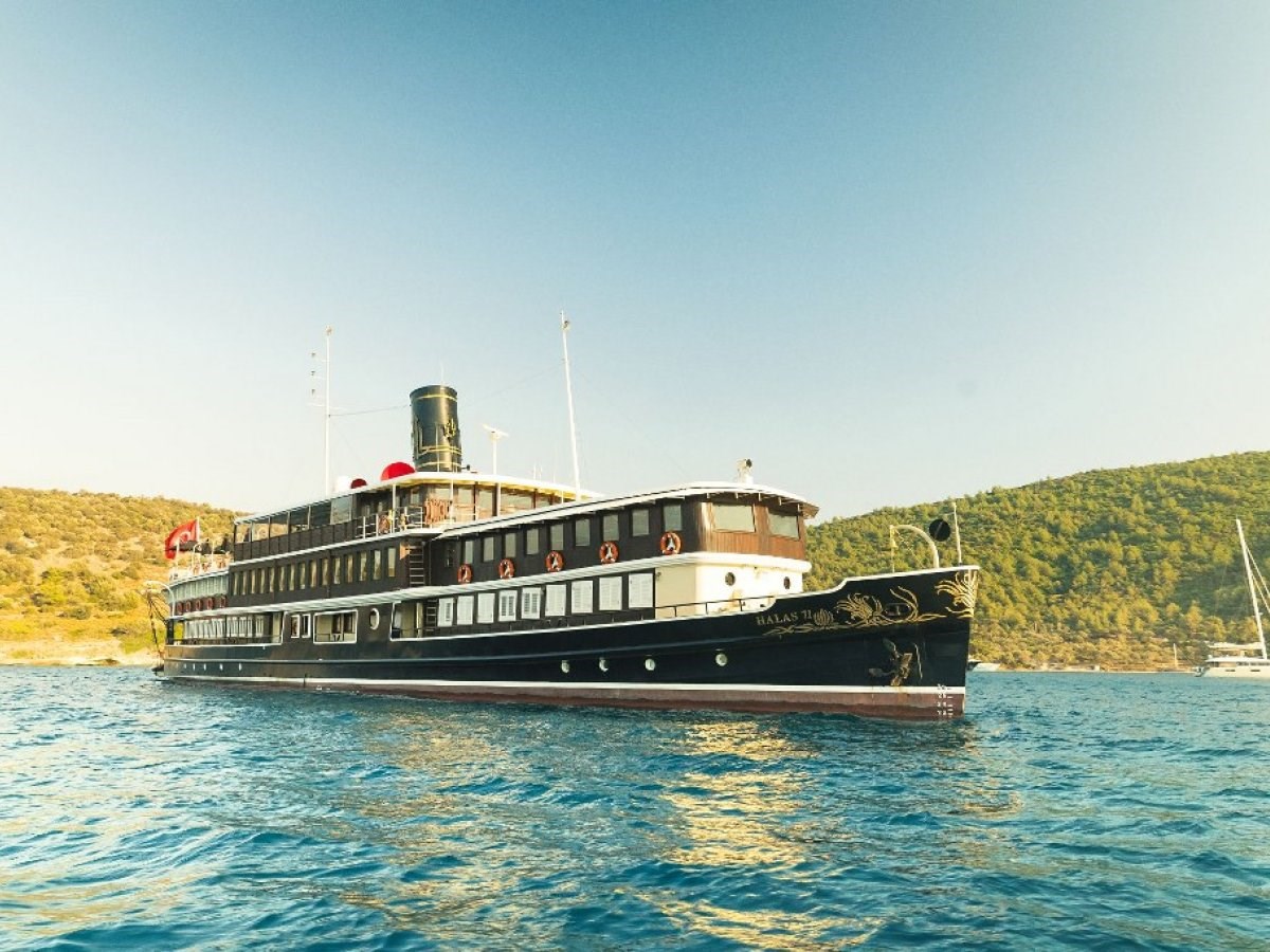 https://s3.amazonaws.com/boss.yatco.com/ForCharter/Vessel/Photo/3457/large_34389.jpg