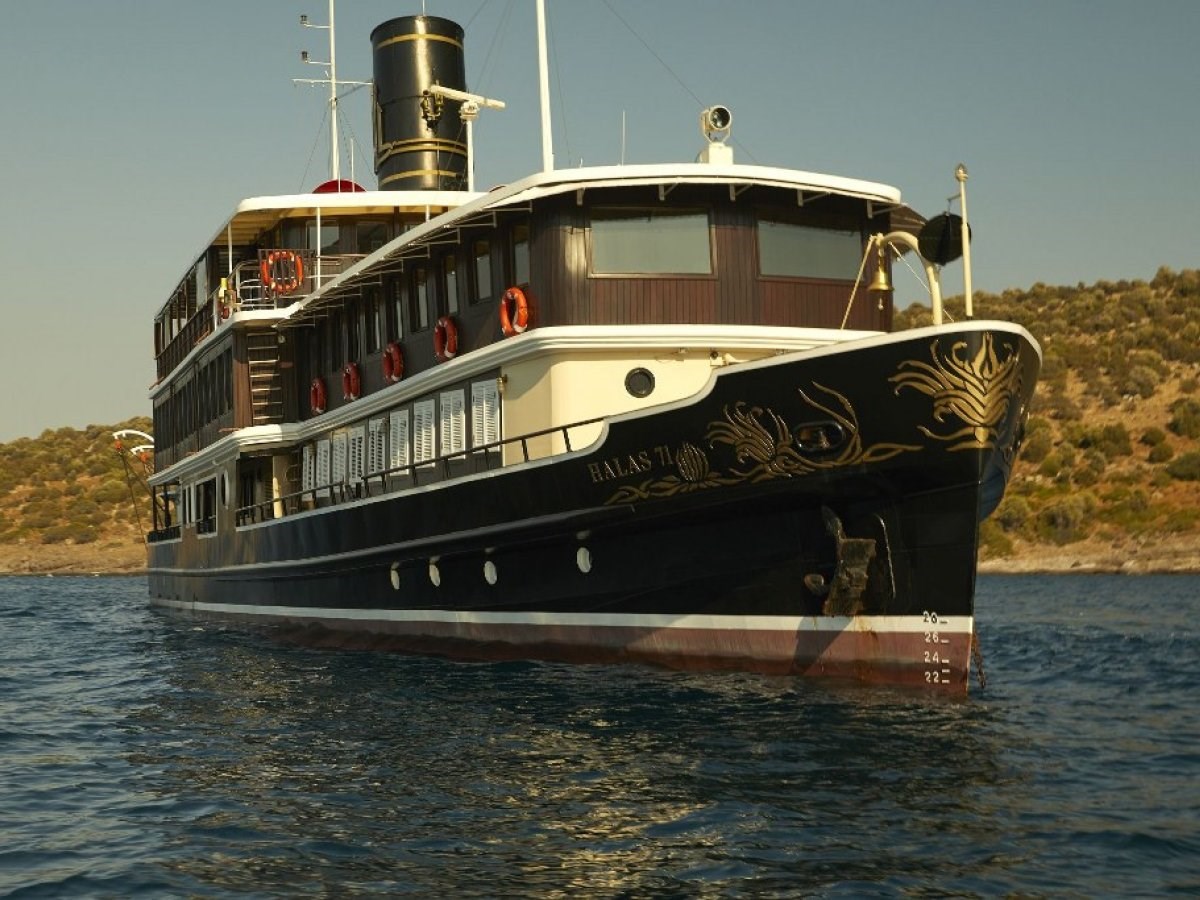 https://s3.amazonaws.com/boss.yatco.com/ForCharter/Vessel/Photo/3457/large_34390.jpg