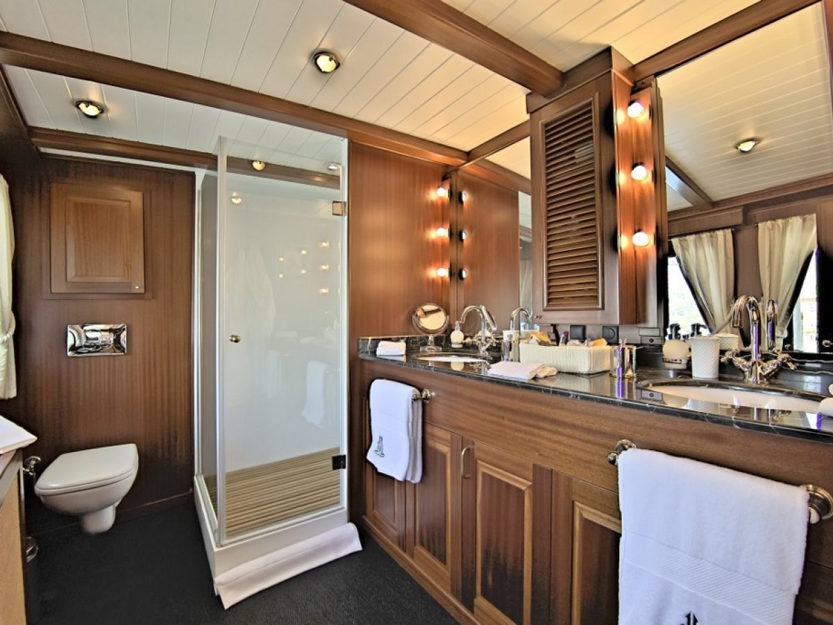 https://s3.amazonaws.com/boss.yatco.com/ForCharter/Vessel/Photo/3457/large_34403.jpg