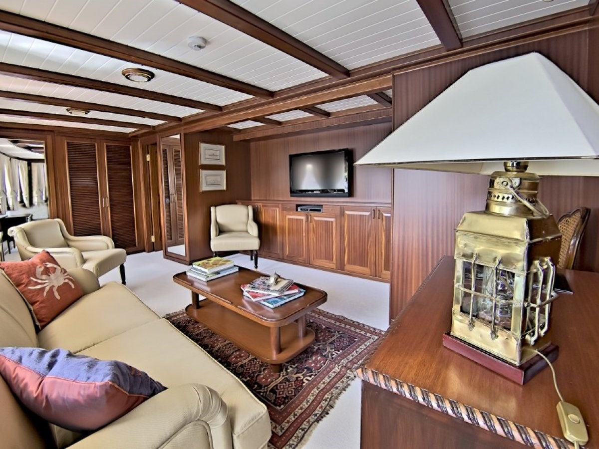 https://s3.amazonaws.com/boss.yatco.com/ForCharter/Vessel/Photo/3457/large_34404.jpg