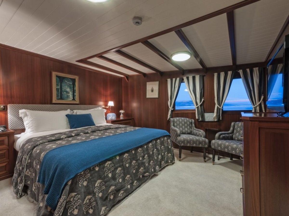 https://s3.amazonaws.com/boss.yatco.com/ForCharter/Vessel/Photo/3457/large_34405.jpg