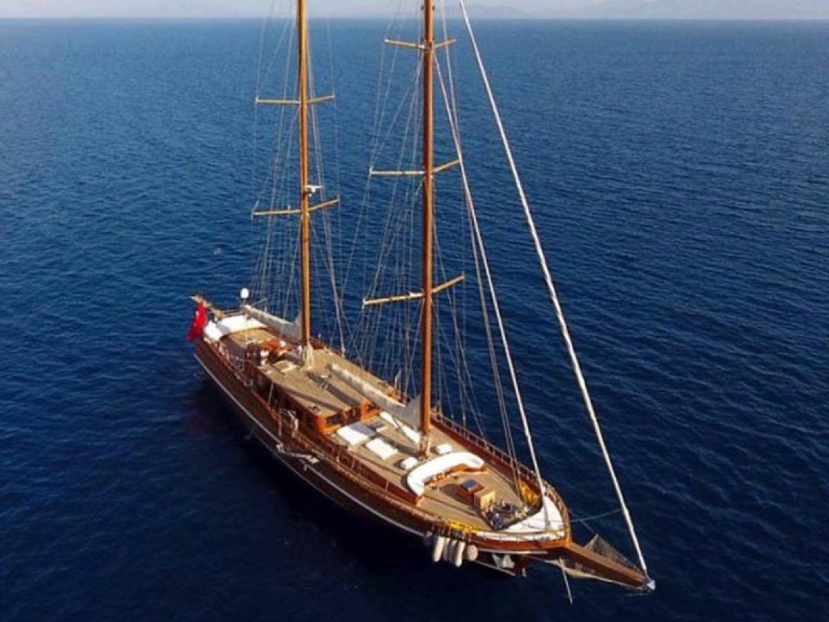 https://s3.amazonaws.com/boss.yatco.com/ForCharter/Vessel/Photo/3459/large_34408.jpg