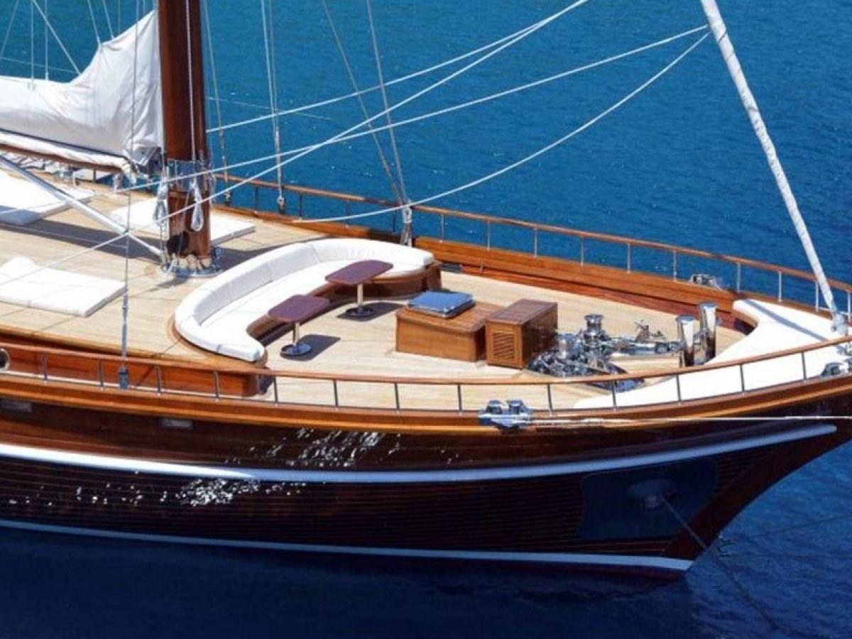 https://s3.amazonaws.com/boss.yatco.com/ForCharter/Vessel/Photo/3459/large_34410.jpg
