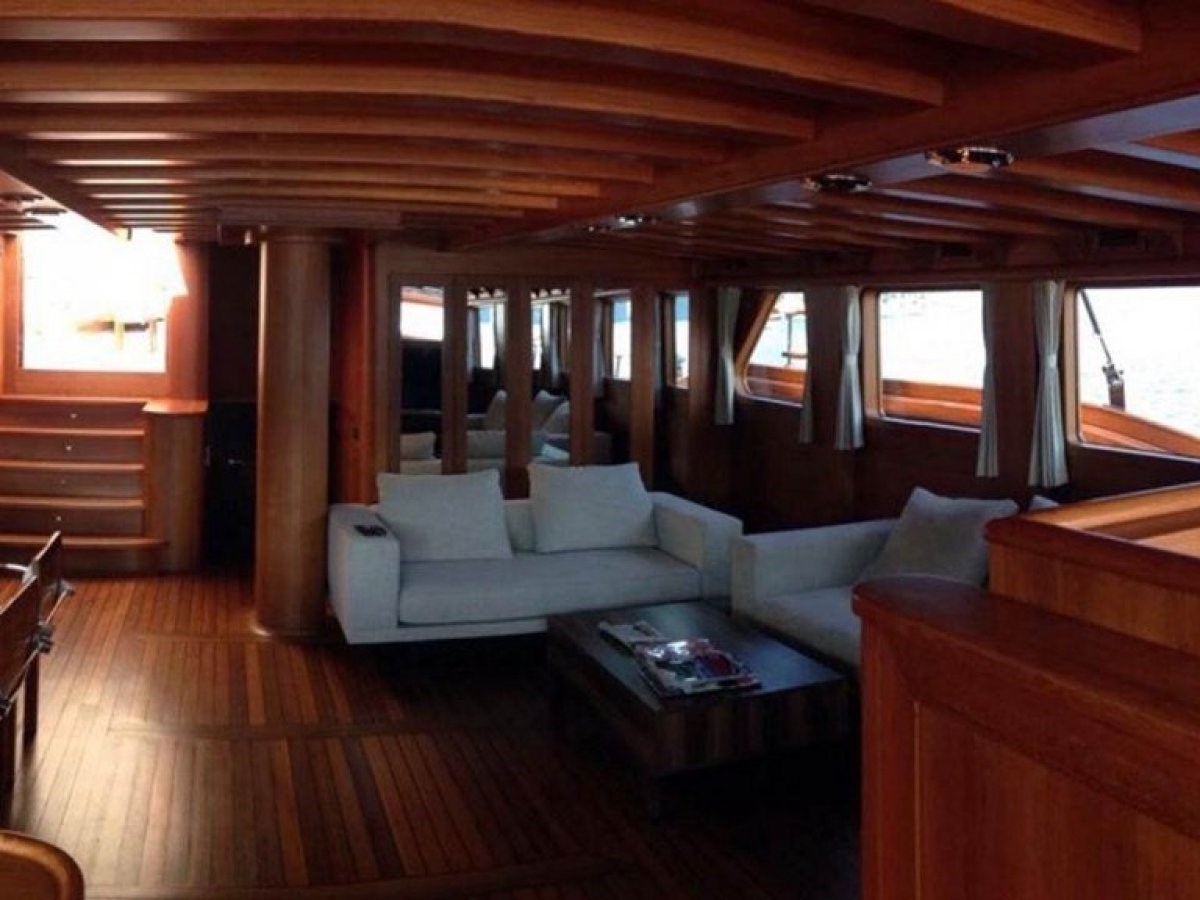 https://s3.amazonaws.com/boss.yatco.com/ForCharter/Vessel/Photo/3459/large_34412.jpg