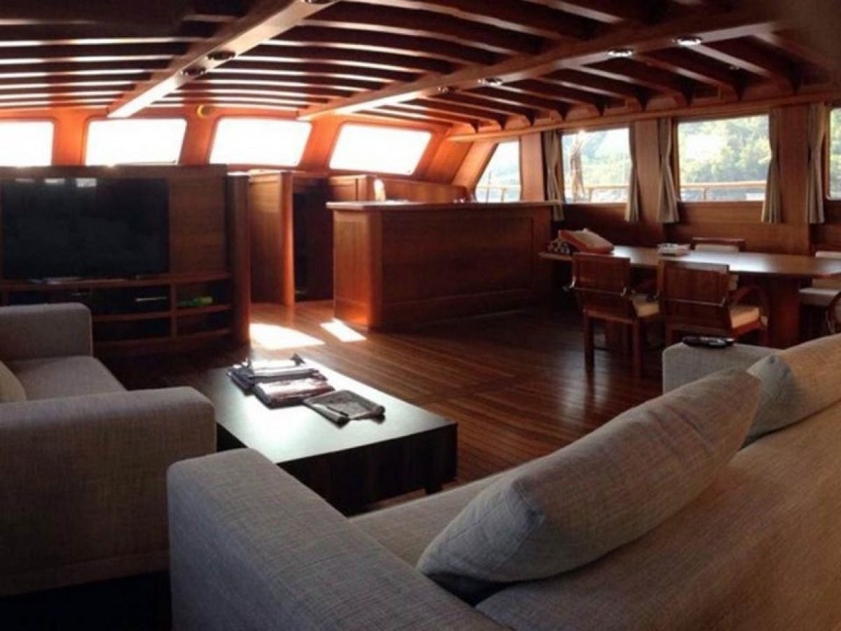 https://s3.amazonaws.com/boss.yatco.com/ForCharter/Vessel/Photo/3459/large_34413.jpg
