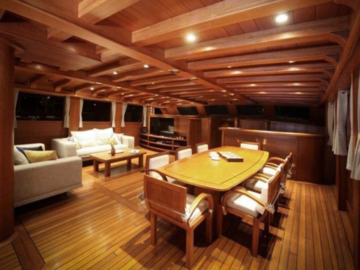 https://s3.amazonaws.com/boss.yatco.com/ForCharter/Vessel/Photo/3459/large_34415.jpg