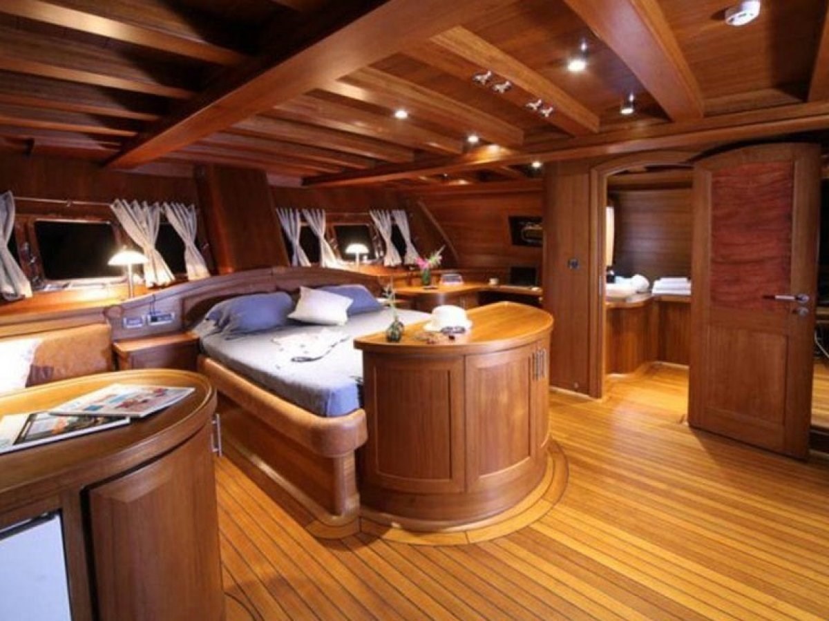 https://s3.amazonaws.com/boss.yatco.com/ForCharter/Vessel/Photo/3459/large_34416.jpg
