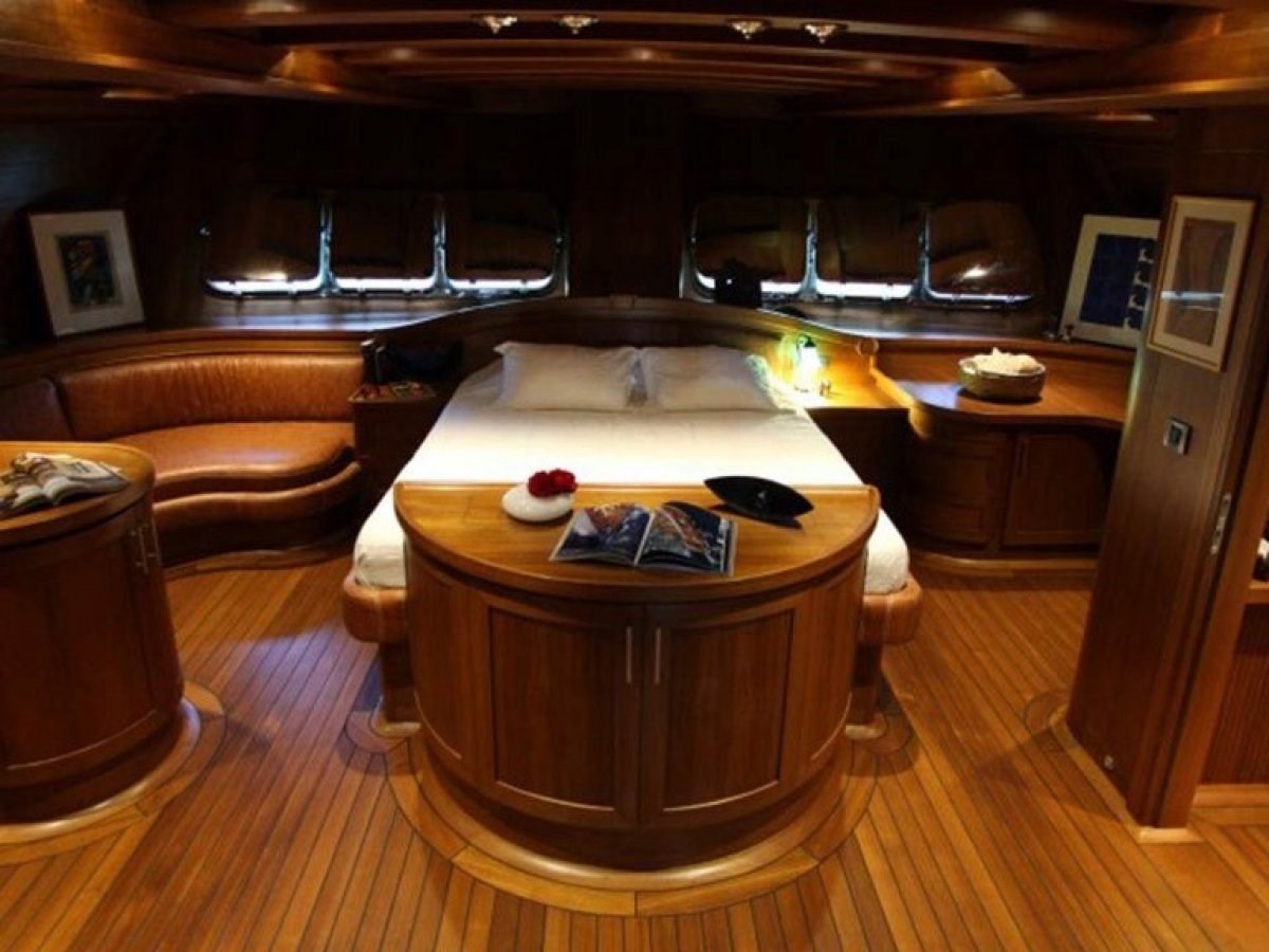 https://s3.amazonaws.com/boss.yatco.com/ForCharter/Vessel/Photo/3459/large_34417.jpg