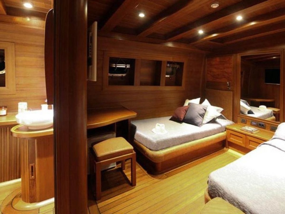 https://s3.amazonaws.com/boss.yatco.com/ForCharter/Vessel/Photo/3459/large_34419.jpg